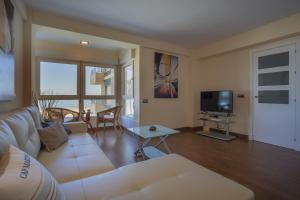 Televízia a/alebo spoločenská miestnosť v ubytovaní HORIZONTE Sunny Home by Cadiz4Rentals
