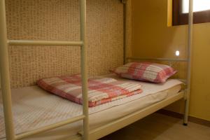 ein Etagenbett mit zwei Kissen darüber in der Unterkunft Nearest Guesthouse in Jeonju