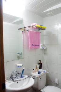 Nearest Guesthouse tesisinde bir banyo