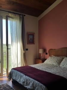 Ένα ή περισσότερα κρεβάτια σε δωμάτιο στο La Terrazza sui Vigneti-Rovescala