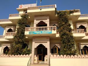 Un gran edificio blanco con un cartel en él. en Hotel Tiger Haveli, en Sawāi Mādhopur