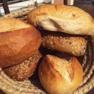 un panier rempli de différents types de pain dans l'établissement Adieu Alltag: Pension Oesterle im Schwarzwald, à Schönmünzach