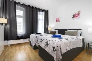 twee bedden in een slaapkamer met zwart-wit bij Grand Central Mitte Apartment in Berlijn