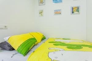 - un lit doté d'un couvre-lit avec un ours polaire dans l'établissement Мини-апартаменты студио на Ломоносова, ВДНХ, à Kiev