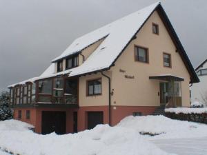 une maison recouverte de neige dans l'établissement Haus-Windeck, à Friedenweiler