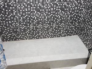 Ένα μπάνιο στο JUS4U-Apt-3 The Home Away From Villa