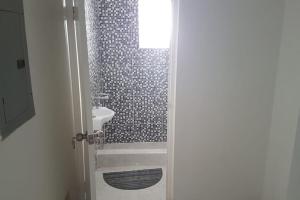 Ένα μπάνιο στο JUS4U-Apt-3 The Home Away From Villa