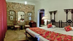 Postel nebo postele na pokoji v ubytování Neemrana's - Deo Bagh