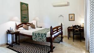 Postel nebo postele na pokoji v ubytování Neemrana's - Deo Bagh