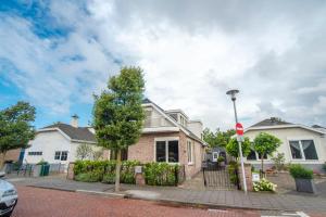 een huis met een stopbord op een straat bij Studio Pit-Stop in Zandvoort