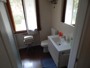 un piccolo bagno con lavandino e servizi igienici di Appartamenti Altea a Sirmione