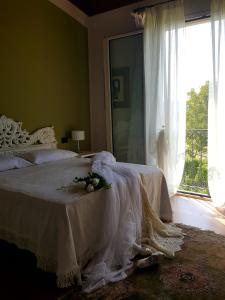 Un dormitorio con una cama con un arreglo floral. en La Terrazza sui Vigneti-Rovescala, en San Damiano al Colle