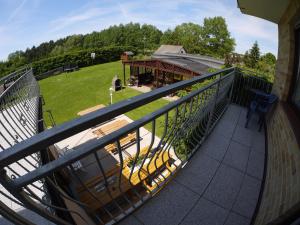 uma varanda exterior com vista para um parque em Jarek em Pobierowo