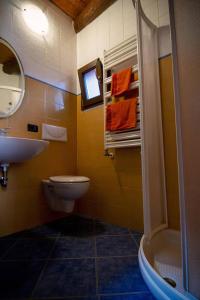 波爾托瓦爾特拉瓦利亞的住宿－Piccola casa vacanze - Small vacation house，一间带水槽、卫生间和淋浴的浴室