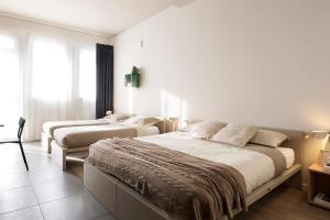 a hotel room with two beds and two lamps at Casa a Colori Padova in Padova