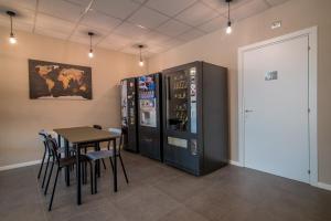 ein Esszimmer mit einem Tisch und 2 Verkaufsautomaten in der Unterkunft Casa a Colori Padova in Padua