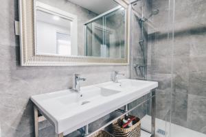 y baño con lavabo y espejo. en Epalza apartment by People Rentals, en Bilbao