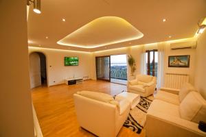 salon z 2 białymi kanapami i telewizorem w obiekcie XXL Luxury Apartment & Top sea view w Portorožu