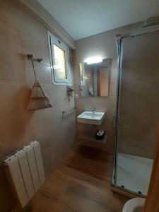 Koupelna v ubytování Casa La Foradada + 21 fotografií