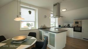 Kuchyň nebo kuchyňský kout v ubytování Luxuswohnung Pazifik WESER WELLNESS WHIRLPOOL