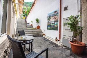 patio con tavolo, sedie e scale di Central Apartment a Braşov