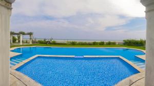 Bazén v ubytování Neemrana's - Bungalow on The Beach nebo v jeho okolí