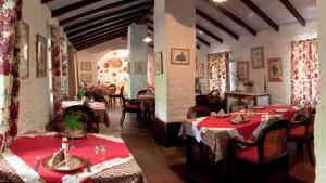 un restaurant avec des tables, des chaises et des nappes rouges dans l'établissement Neemrana's - Ramgarh Bungalows, à Rāmgarh