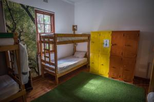 Divstāvu gulta vai divstāvu gultas numurā naktsmītnē Atlantic Point Backpackers