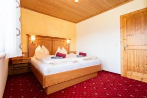Postel nebo postele na pokoji v ubytování Landhotel Hinteraigengut
