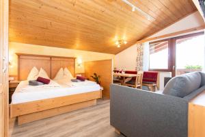 Postel nebo postele na pokoji v ubytování Landhotel Hinteraigengut