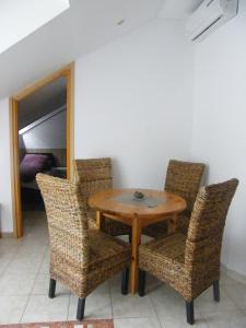 una mesa y sillas en una habitación en Beach Resident, en Balatonszemes