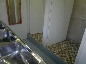 A bathroom at Riverlodge Backpackers