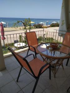 YerakiníにあるPorto Maria Holiday Homeの海を望むパティオ(テーブル、椅子付)