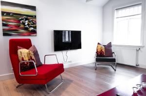 A seating area at Luna Apartments