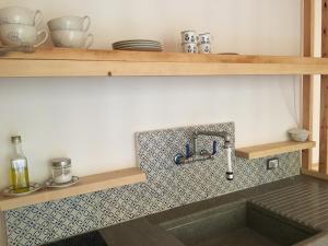 cocina con fregadero y barra con grifo en BORGO PETELIA, "Casa Perri", antica casa ristrutturata con terrazzo, en Strongoli