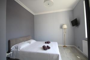białe łóżko z dwoma brązowymi misiami w obiekcie Romantic Panorama Krakivska street w Lwowie