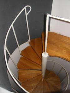 バラトンセメッシュにあるBeach Residentの鏡付き螺旋階段