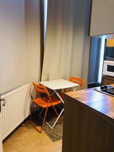 cocina con mesa y sillas en Kensington and Chelsea Apartment, en Londres