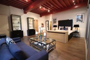 Televisyen dan/atau pusat hiburan di Boutique Hotel Steenhof Suites - Adults Only