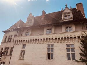 ein Gebäude mit einem Kreuz darüber in der Unterkunft La Maison des Consuls in Périgueux