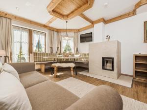 sala de estar con sofá y chimenea en Appartementhaus Sonnenschein, en Mayrhofen