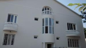 un edificio blanco con 2 balcones en Villa House Georgia en Tiflis