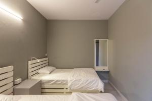 Woke HSR layout客房内的一张或多张床位