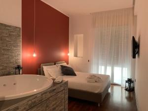 sypialnia z dużym łóżkiem i wanną w obiekcie Cellamare Suite & Spa w mieście Neapol