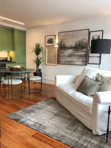 Oporto Chic&Cozy - Aliados في بورتو: غرفة معيشة مع أريكة بيضاء وطاولة