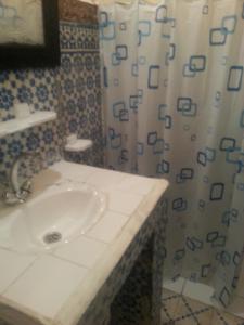 Koupelna v ubytování RIAD DAR KADER chambre saumon + 13 fotografií