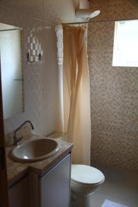 y baño con lavabo y aseo. en Apartamento Serrano, en São Joaquim