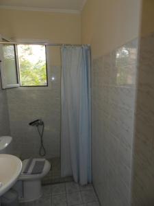 リジアにあるSpasmeni Vrisiのバスルーム(シャワー、トイレ、シンク付)