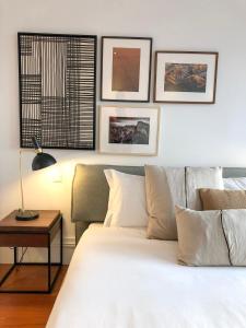 Oporto Chic&Cozy - Aliados في بورتو: غرفة نوم بسرير ابيض كبير وطاولة