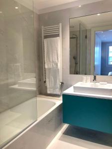 Oporto Chic&Cozy - Aliados في بورتو: حمام مع حوض ومغسلة ومرآة